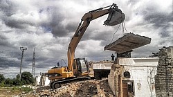 Демонтаж здания. CATERPILLAR 320DL