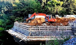 Берегоукрепление. HITACHI ZX160LC
